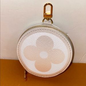 Louis Vuitton round coin By the pool 2021